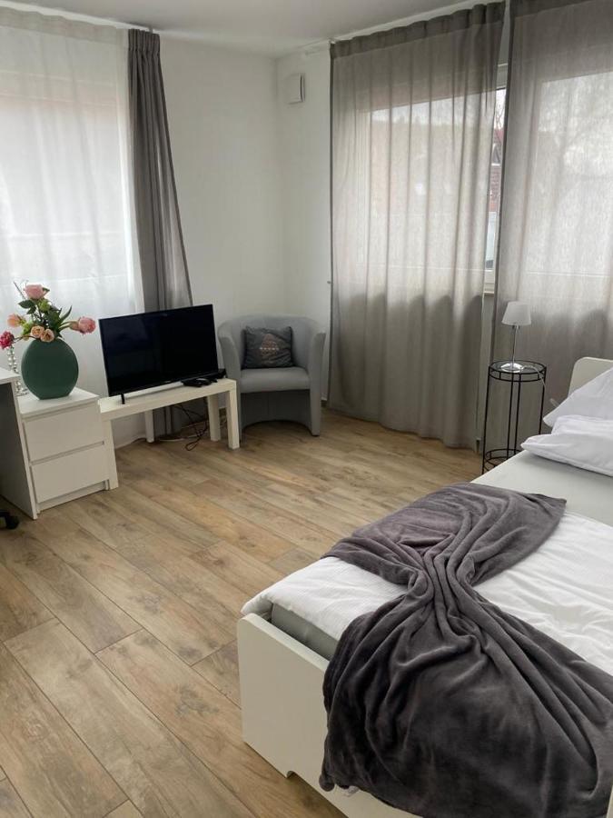 Ferienwohnungen Lamisto Am Waldesrand Neckartenzlingen 外观 照片